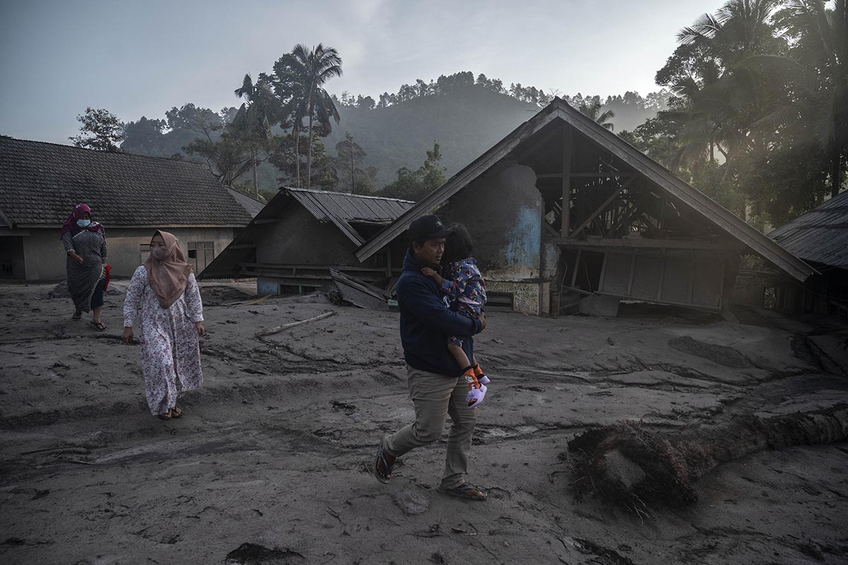 Cerca de 2.500 evacuados por la erupción de un volcán en la isla de Java