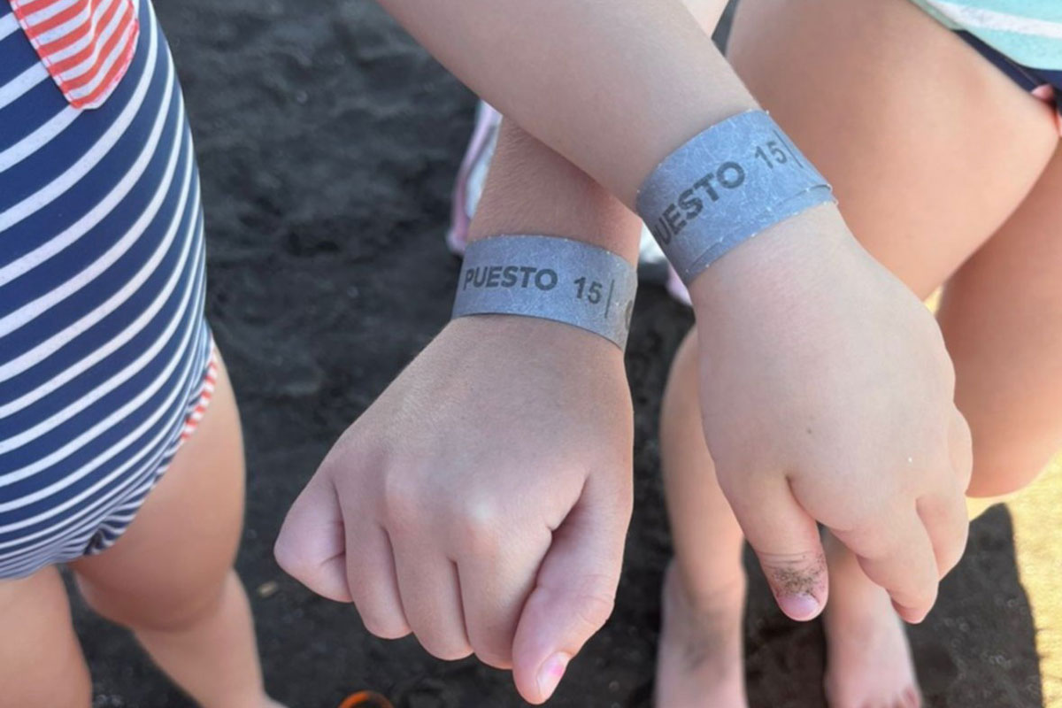 En Monte Hermoso implementarán pulseras para facilitar la ubicación de niños perdidos en la playa