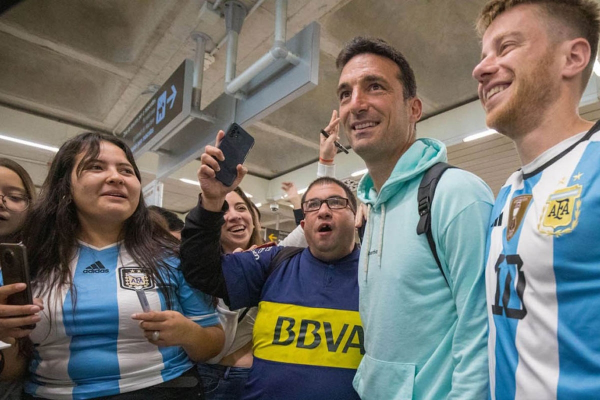 Scaloni llegó a Mallorca y fue recibido por argentinos al grito de «Dale campeón»