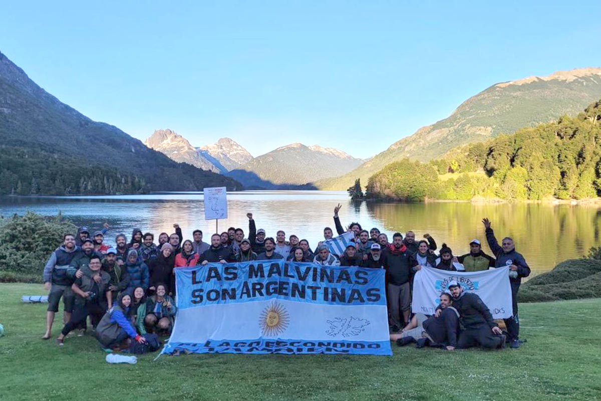 Referentes sociales encabezados por Juan Grabois llegaron a orillas del Lago Escondido e izaron una bandera argentina