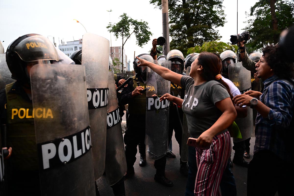 Ya van 18 muertes por la represión en las protestas y Boluarte decreta el toque de queda en 15 provincias