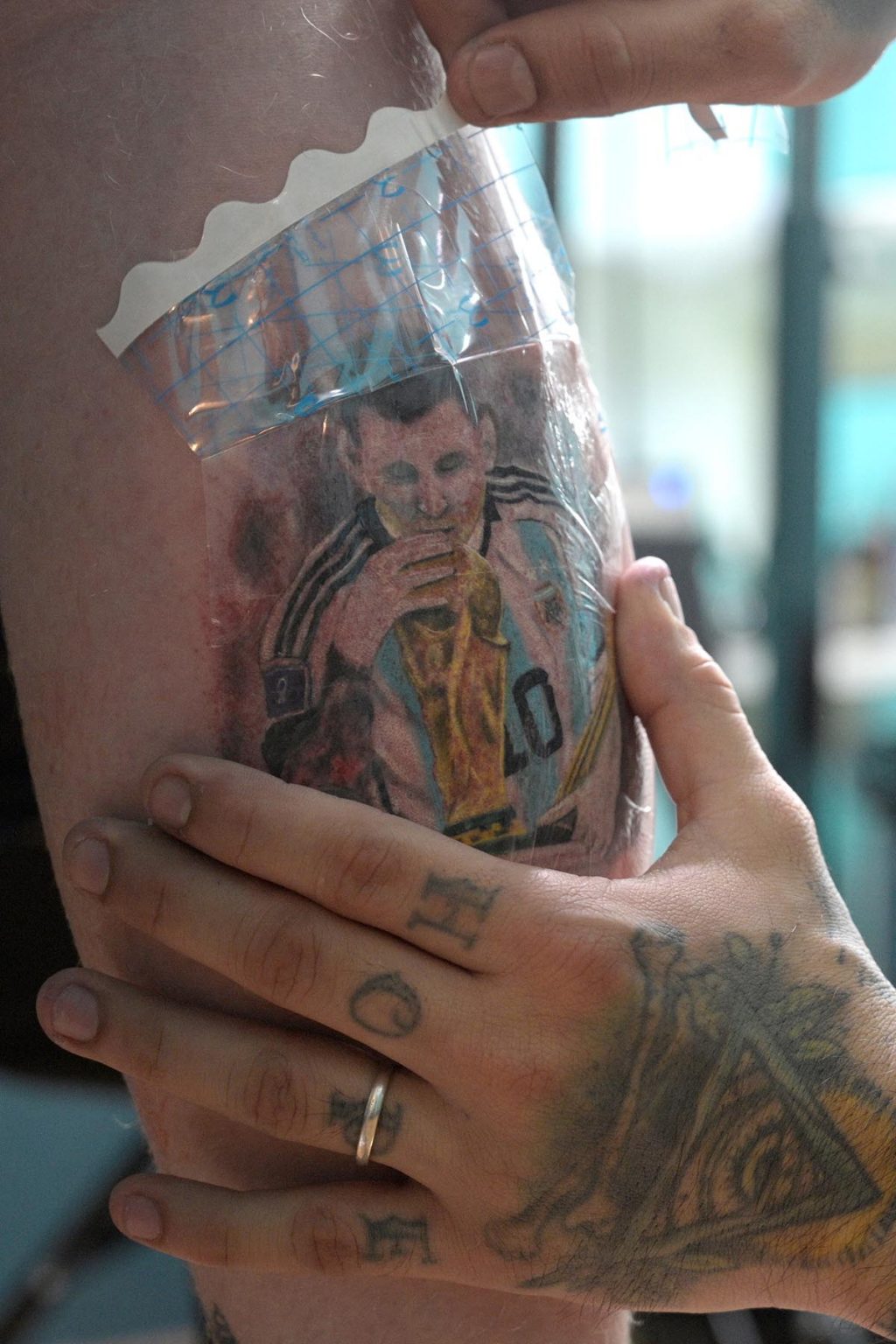chau-serpientes-y-corazones-los-tatuajes-son-messi-y-la-copa-del-mundo