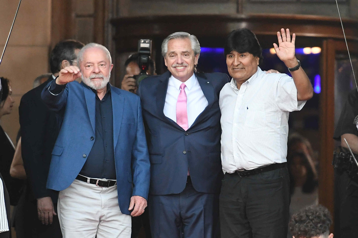 Un final de jornada en el Centro Cultural Kirchner: abrazos fotografía y música