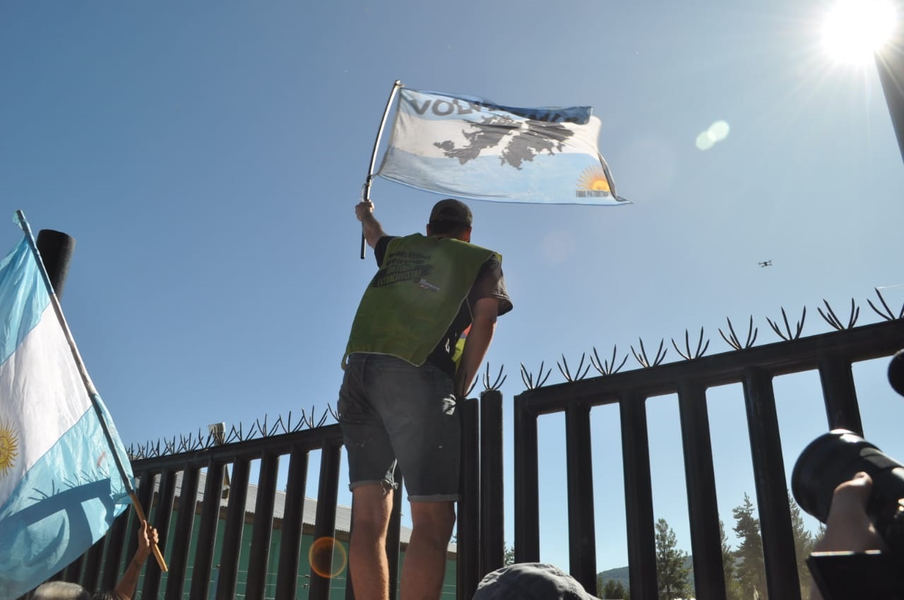 Lago Escondido: las organizaciones llegaron a la tranquera emplazada por Joe Lewis