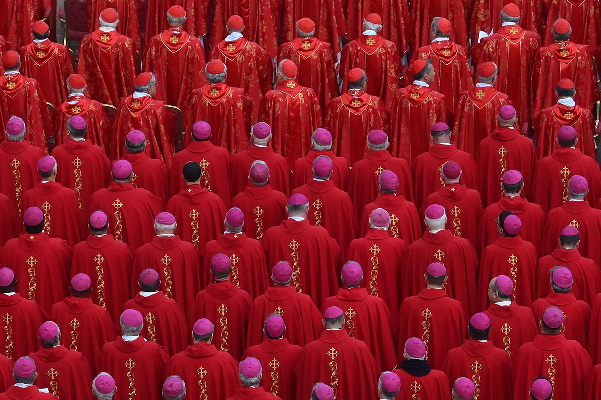 Obispos conservadores enfrentan al Papa por abrir debate sobre sacerdocio femenino y matrimonio igualitario