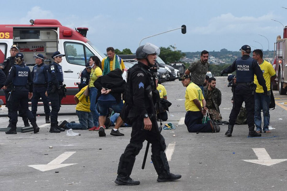 Militares desalojan el campamento bolsonarista frente al Cuartel del Ejército en Brasilia