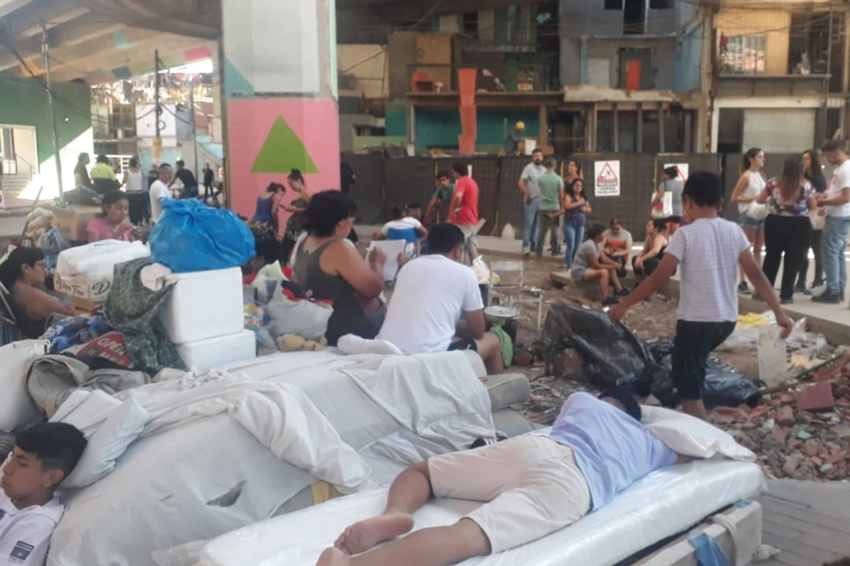 Hace una semana que 30 familias duermen en la calle, tras el derrumbe provocado por una constructora
