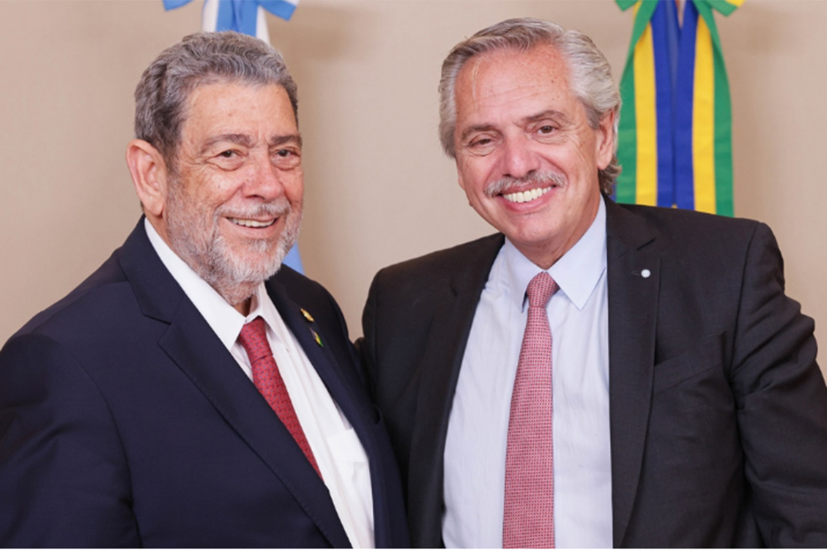 Alberto Fernández le entregó la presidencia pro tempore de la Celac a Ralph Gonsalves