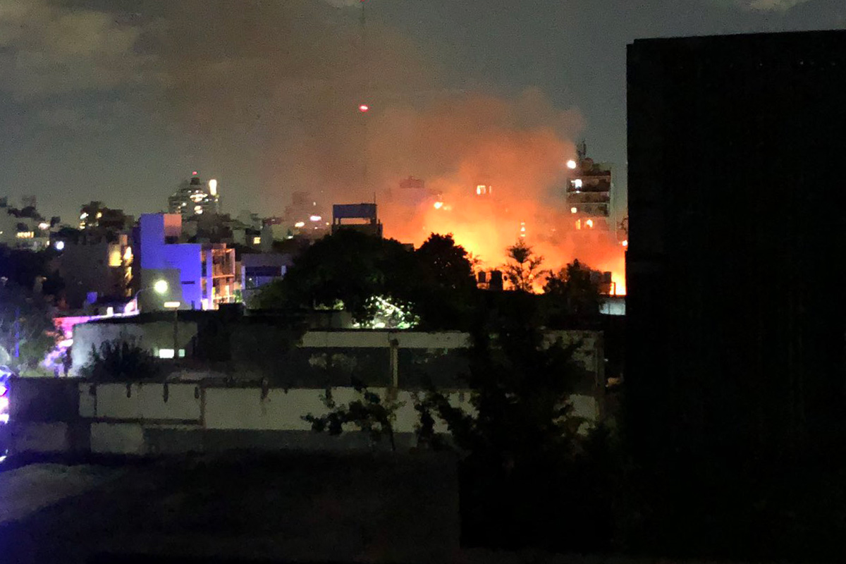Incendio en Villa Ortúzar: una mujer fallecida y varias personas trasladadas a hospitales