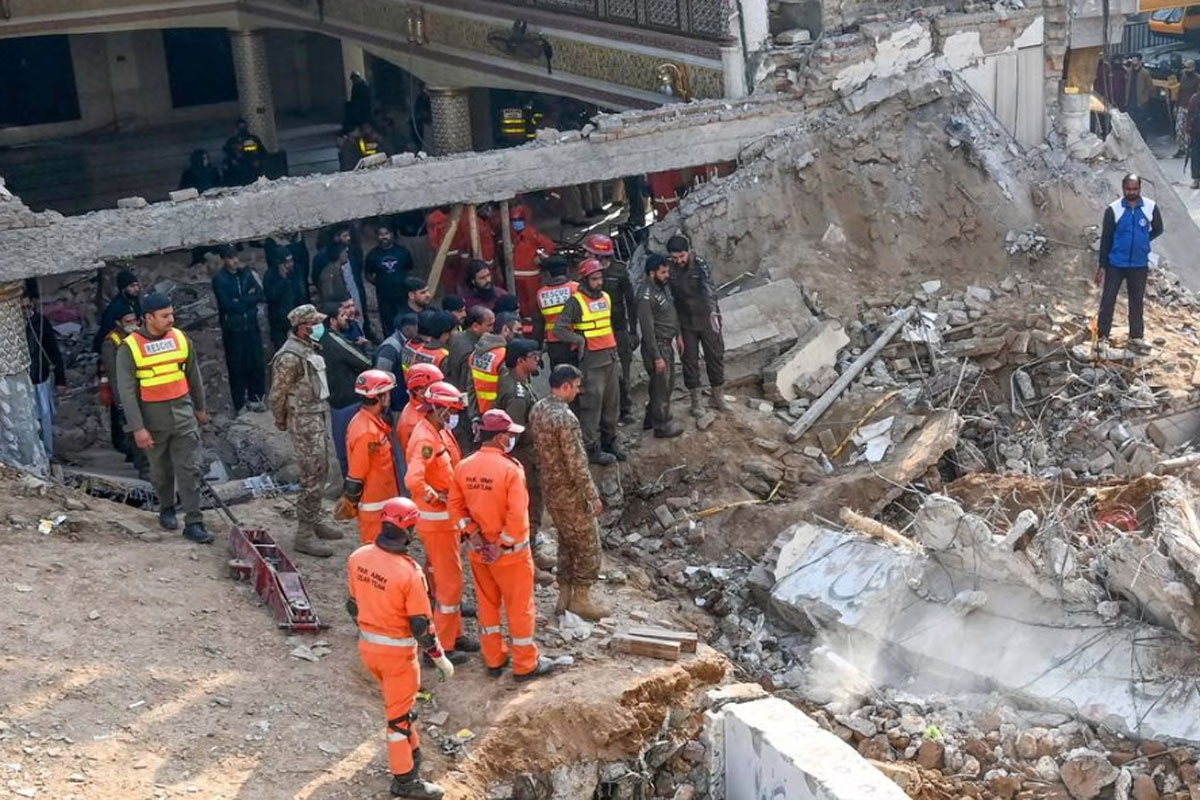 Sube a 89 la cifra de muertos por el atentado en una mezquita en Pakistán
