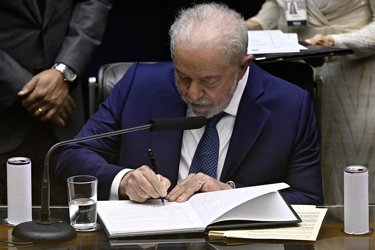 Lula firmó 13 decretos que revierten decisiones polémicas de Bolsonaro