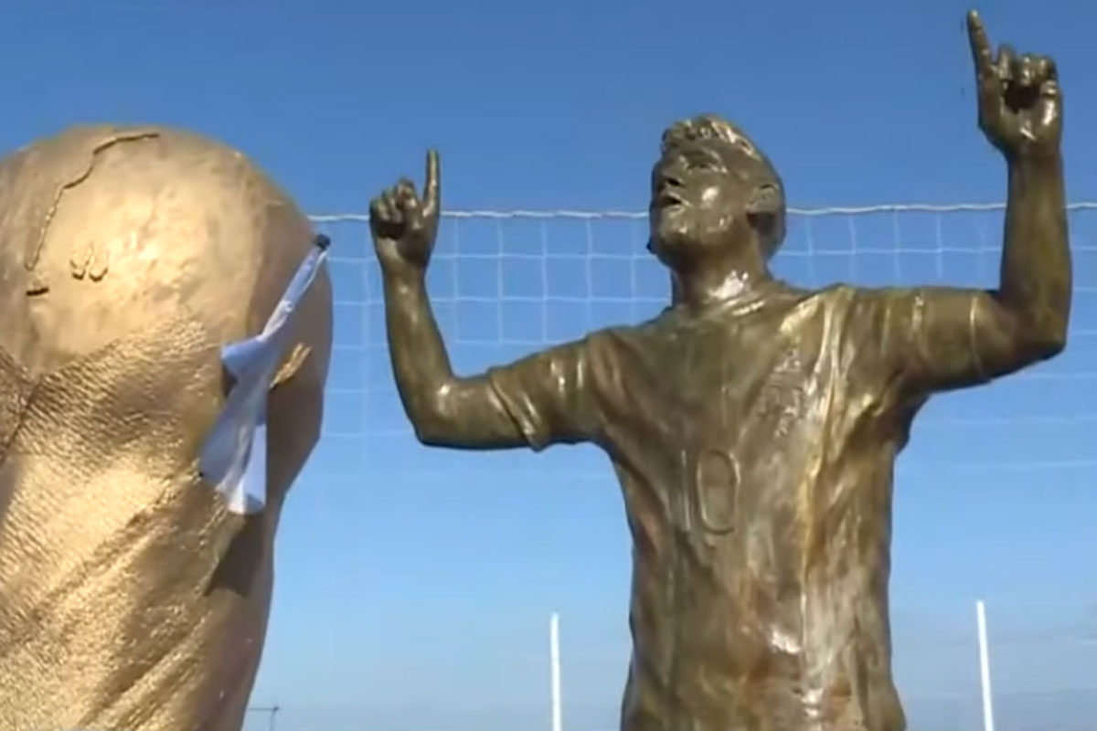 Presentan la primera estatua de Lionel Messi con las flamantes tres estrellas