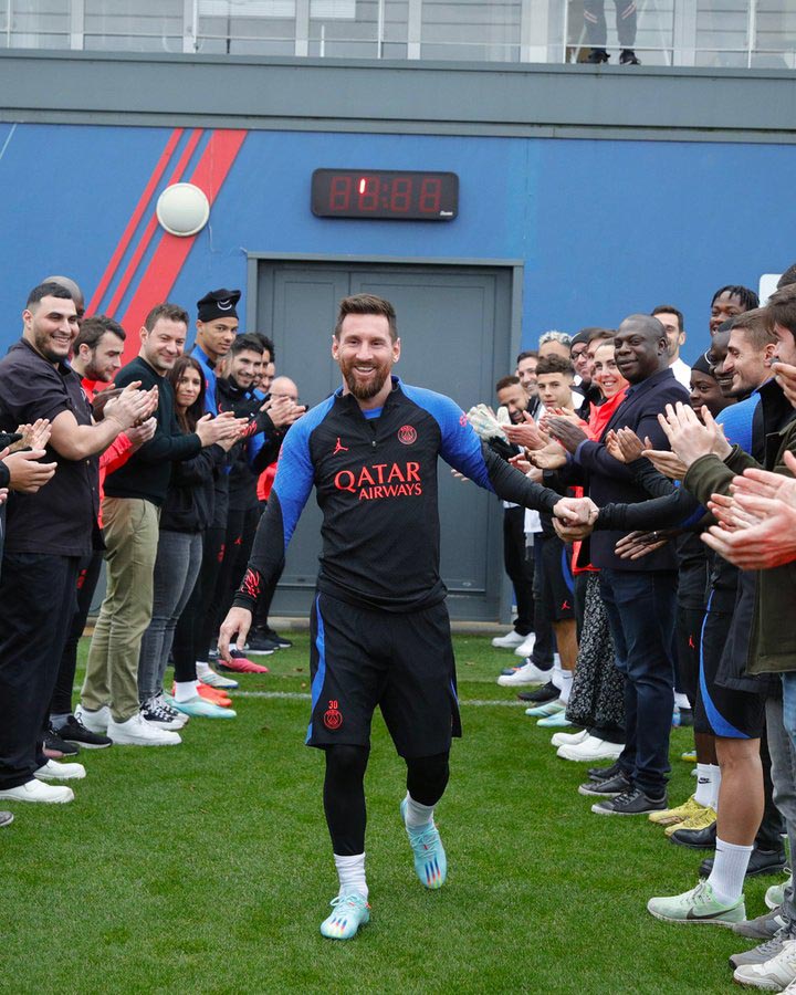 Messi regresó a Francia y el PSG lo recibió con un pasillo de honor