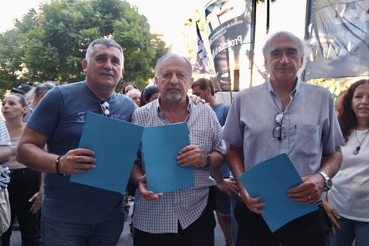 Las dos CTA y la CGT marcharon a la embajada de Brasil “en defensa de la democracia”
