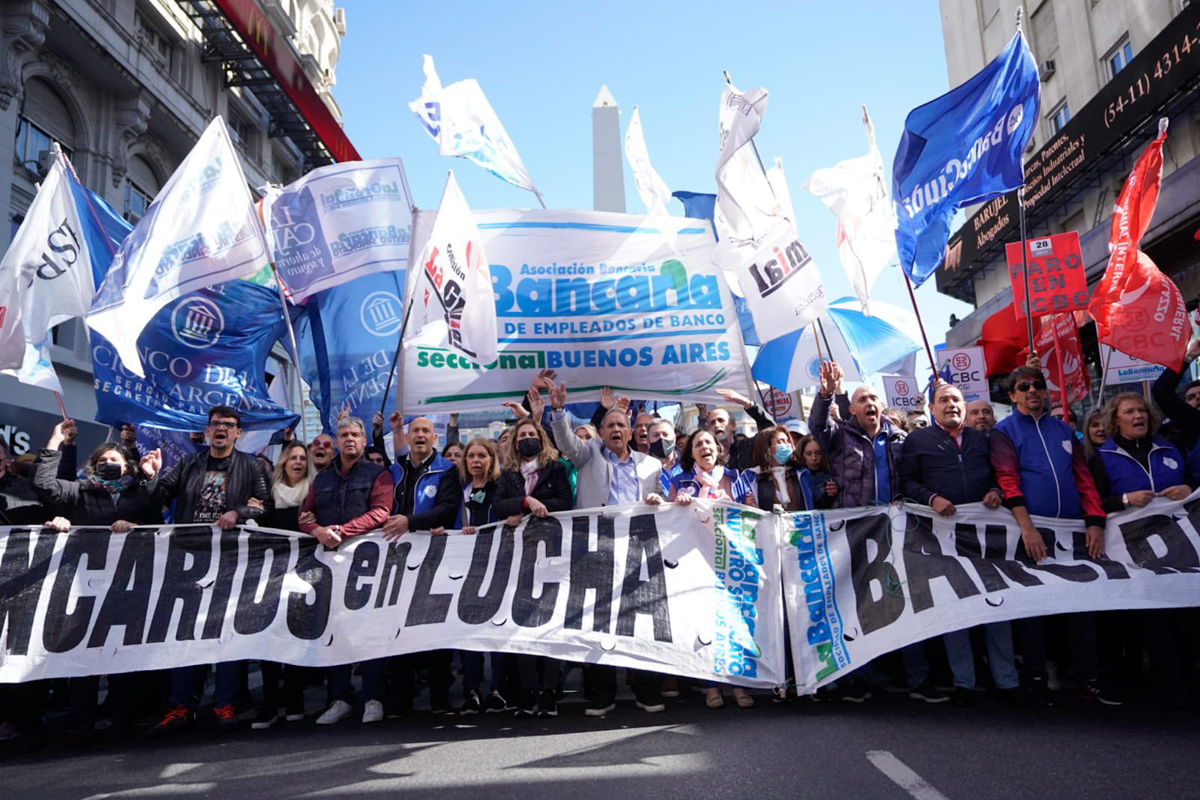 Trabajadores bancarios paran para que los bancos absorban el impuesto a las ganancias sobre el salario