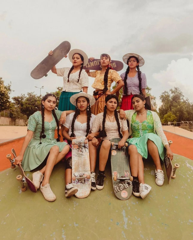 Skaters bolivianas vestidas de cholitas: «Si te caes, te levantas para intentarlo otra vez»