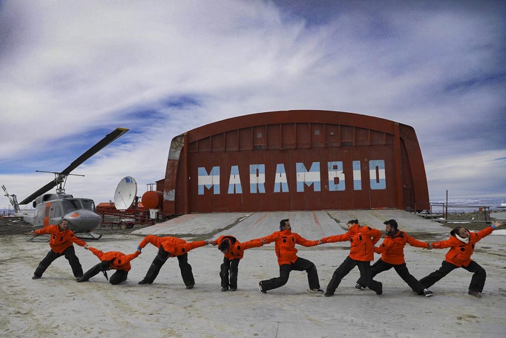 Un equipo de bailarines de los elencos nacionales desplegó su arte en la Antártida