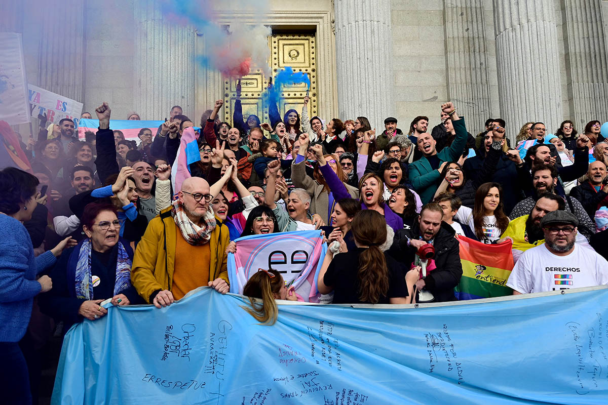 El Congreso de España sanciona ley que permite el libre cambio de género desde los 16 años