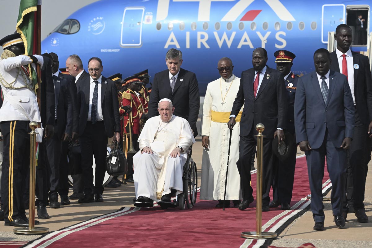Francisco llegó al devastado Sudán del Sur, última escala de su viaje por África