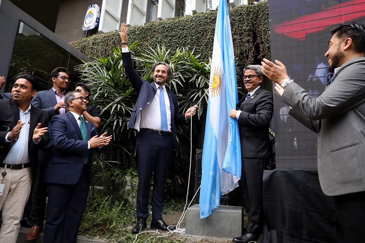 Efecto Mundial: entre alfajores y al ritmo de «Muchachos» reinauguraron la embajada argentina en Bangladesh