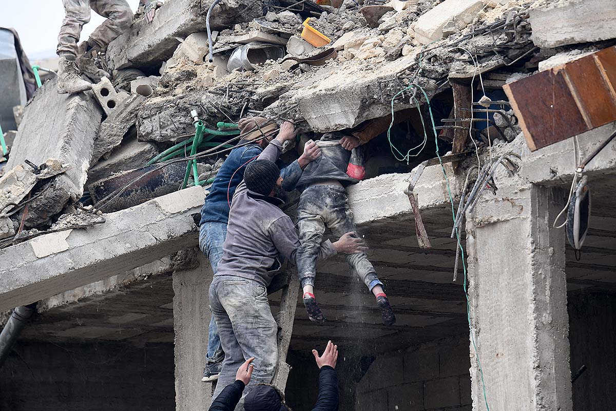 Más de 1.500 muertos por devastador terremoto en Turquía y Siria