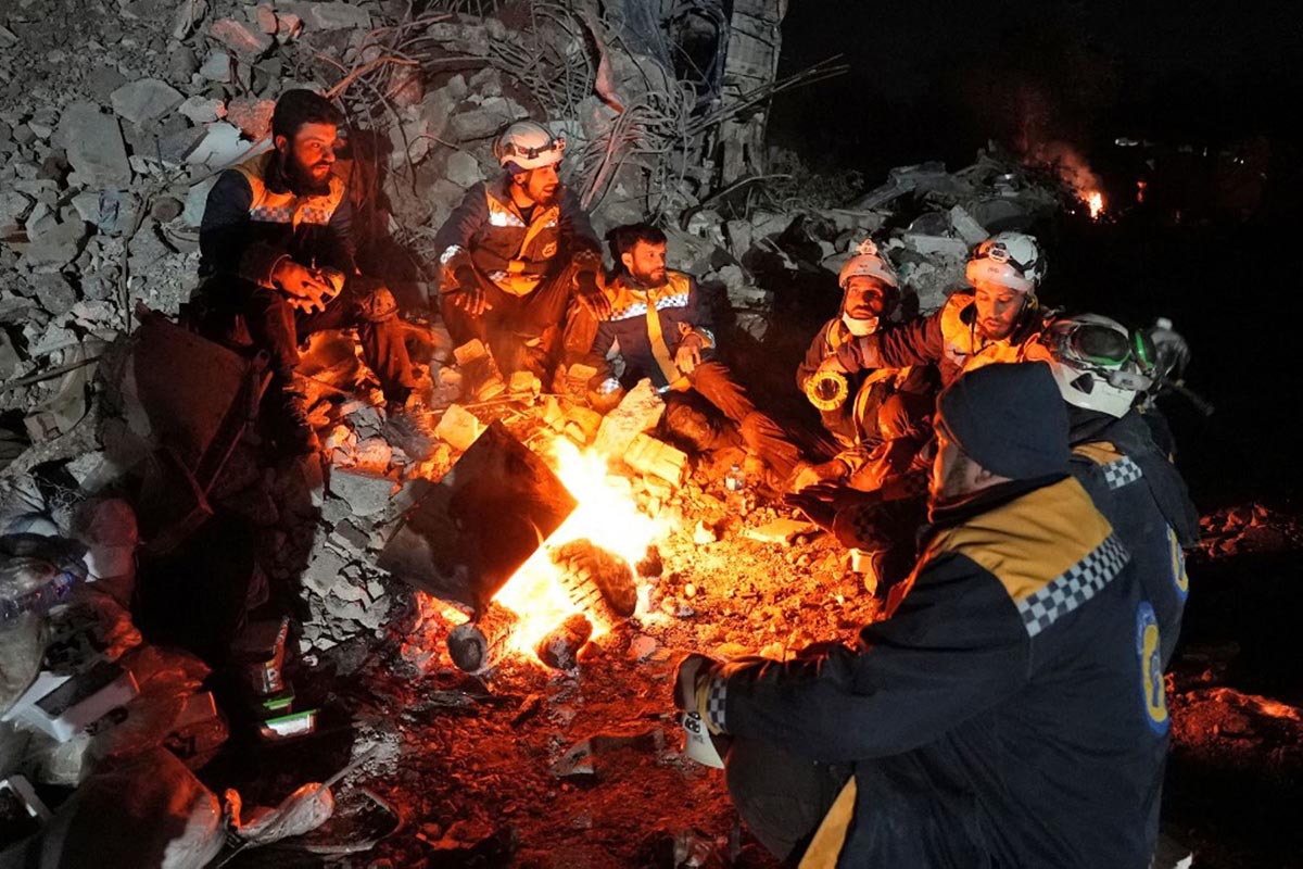 El frío complica el trabajo de socorristas en Turquía y Siria, donde ya hay más de 17.100 muertos