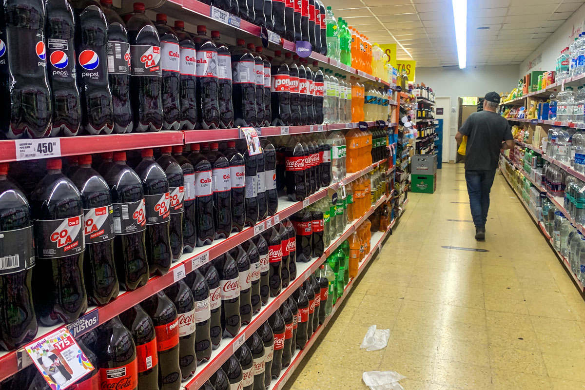 Etiquetado frontal: cómo los supermercados evitan exhibir los sellos negros
