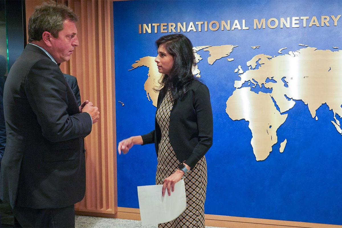 Pese a la falta de acuerdo con el FMI, preparan un pago a cuenta de la deuda