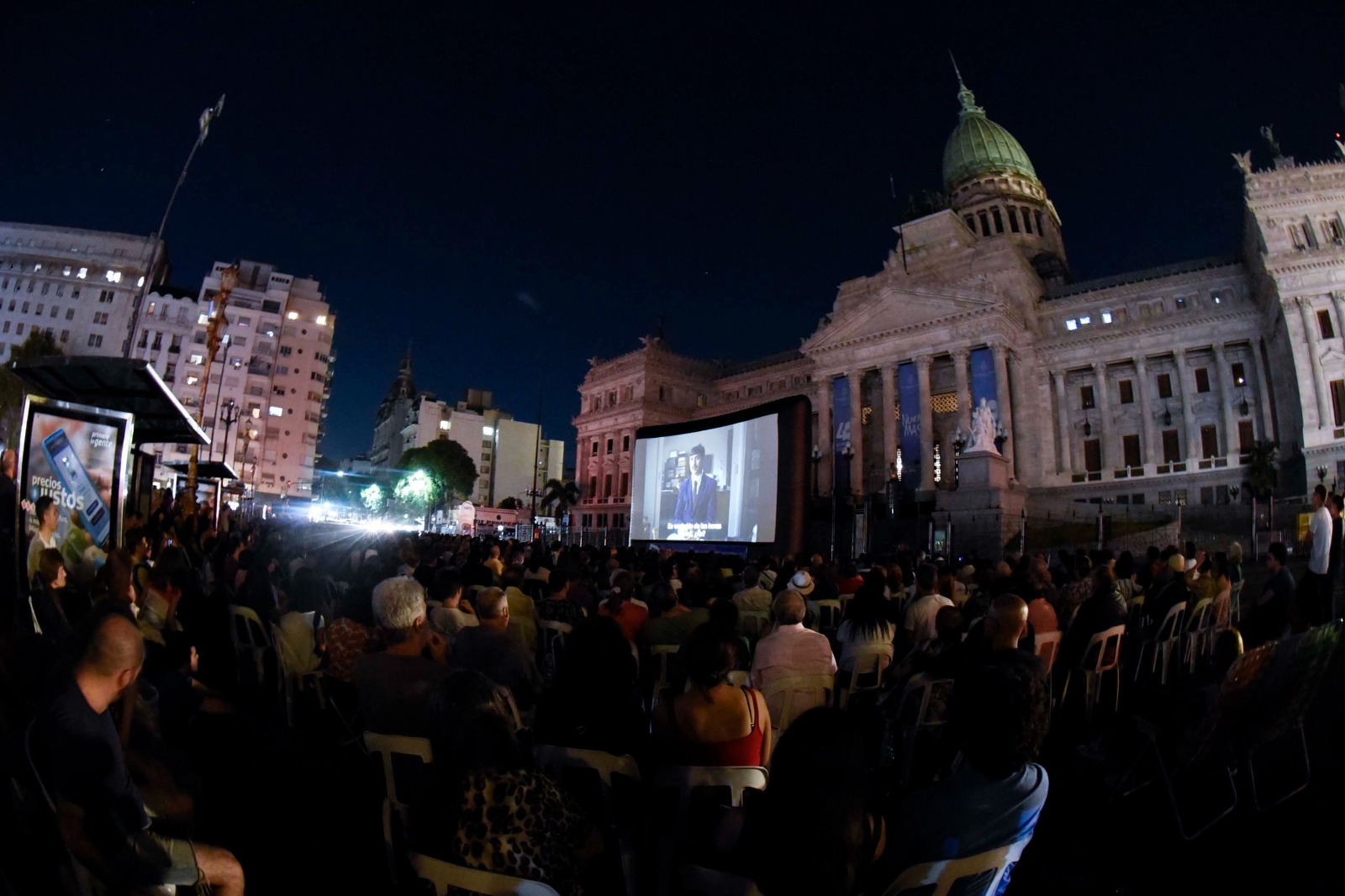 Más de 3 mil personas disfrutaron de «Argentina, 1985» en las escalinatas del Congreso