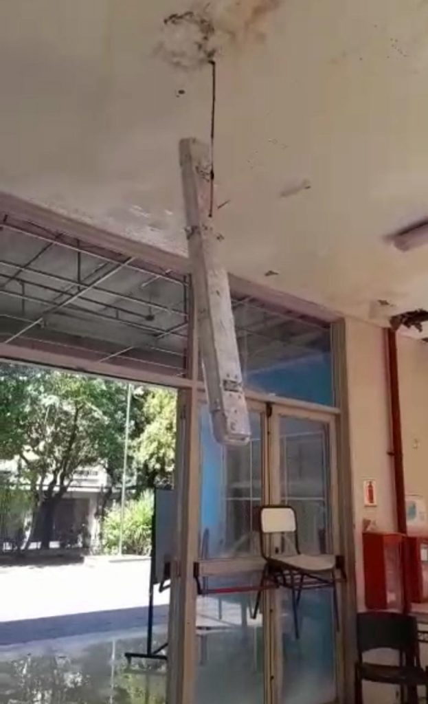Se desmoronó parte del techo y luminaria de una escuela porteña y suspendieron las clases