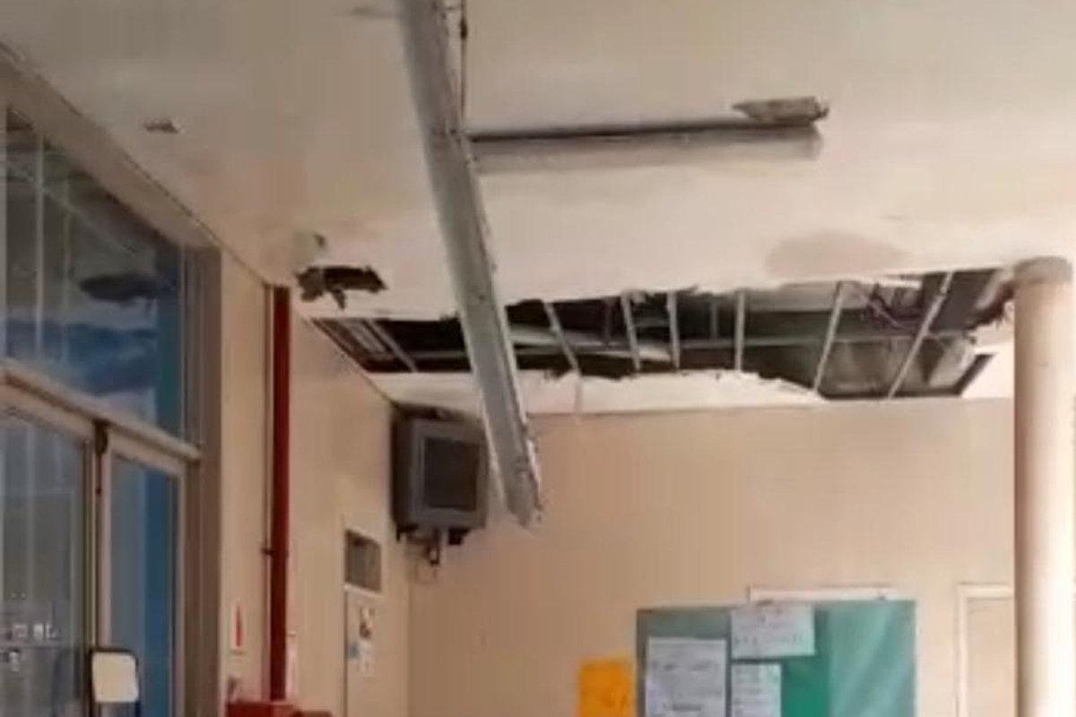 Se desmoronó parte del techo y luminaria de una escuela porteña y suspendieron las clases