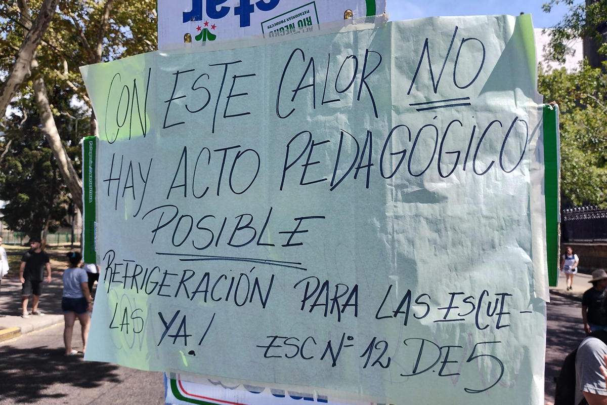 Más de 15 escuelas porteñas decretaron un “faltazo” frente a la ola de calor