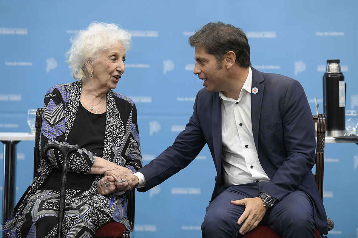 En un homenaje para Madres y Abuelas, Kicillof dijo que la democracia “está restringida” por la proscripción  CFK