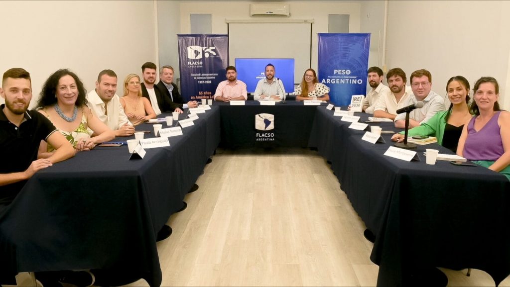 Mesa de debate en el seminario del programa PESO Argentino 1 Mesa de debate en el seminario del programa PESO Argentino