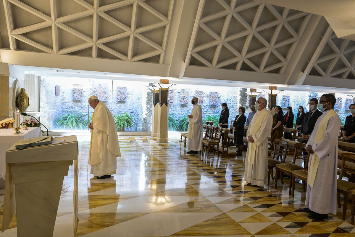 Bergoglio sigue sumando enemigos en el Vaticano