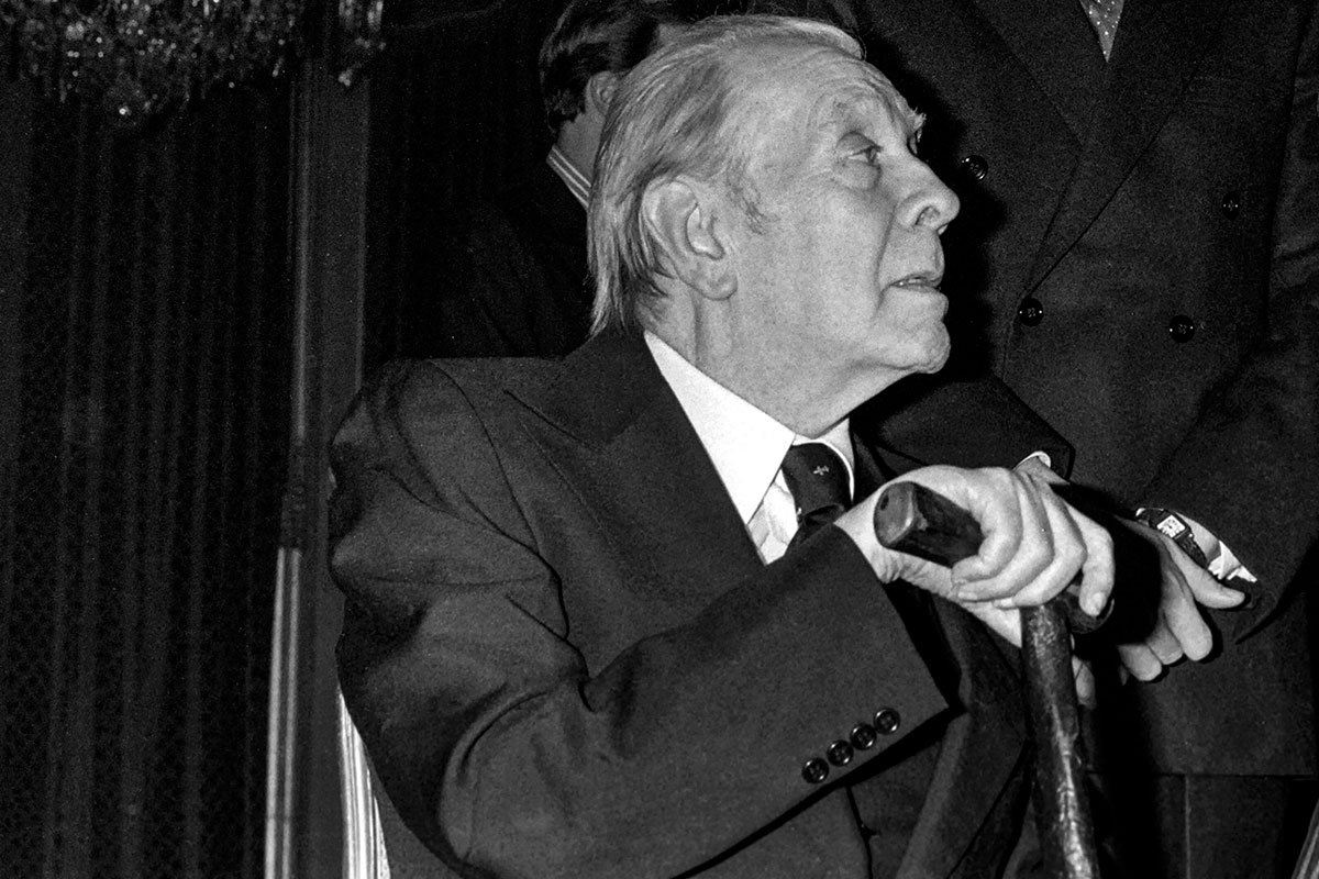 A 100 años de su primer libro, homenajean a Borges en un parque ubicado en la calle Perón
