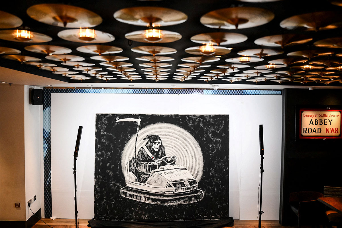 Subastan obra de Banksy en la que la Muerte juega en los autitos chocadores