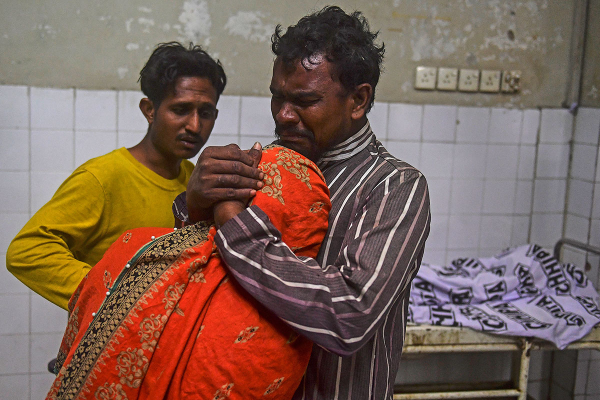 Suben a 36 los muertos tras el colapso del piso de un templo en India