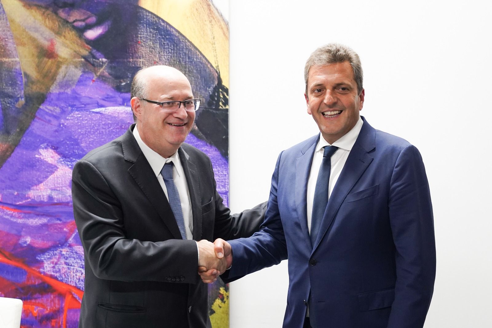 En su primer día en Panamá, Massa firmó financiamiento por USD 235 millones con el BID