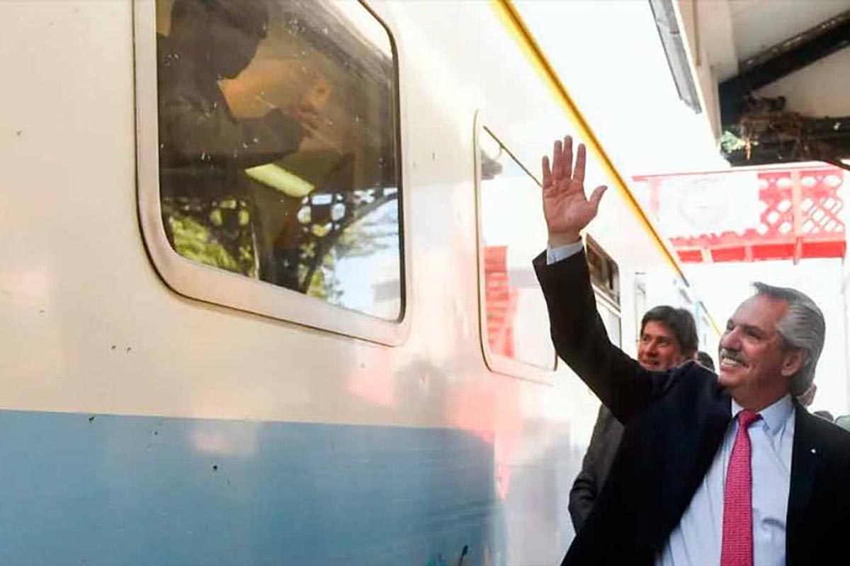 Alberto Fernández encabeza la Marcha Blanca para el regreso del tren a Palmira