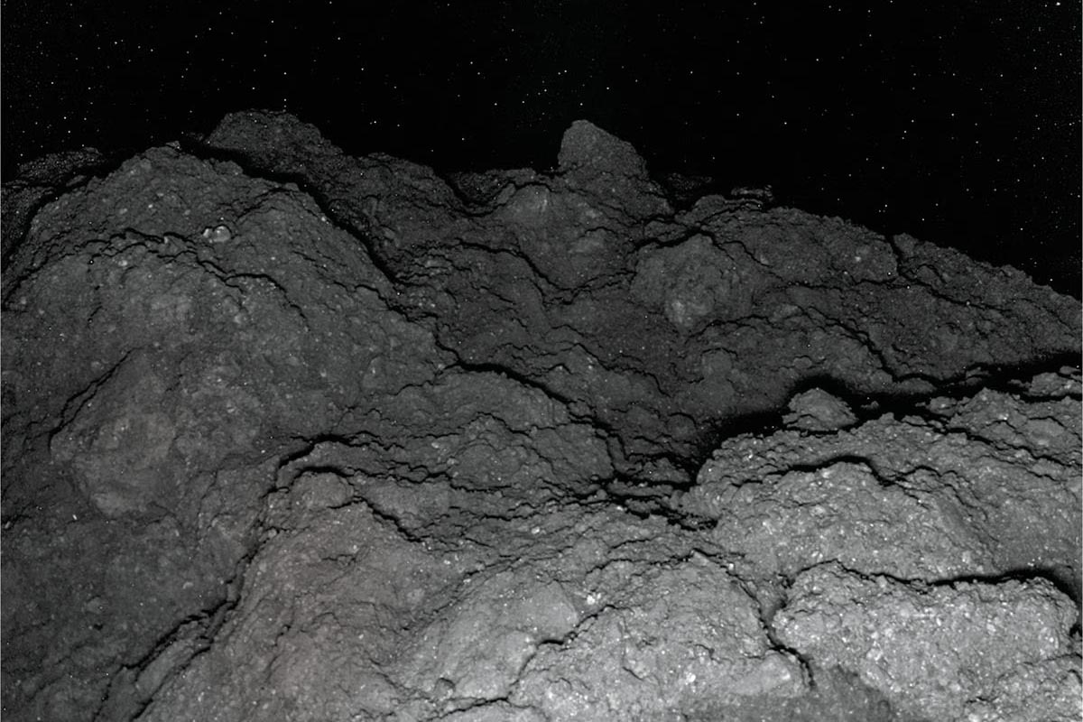 Hallan en un asteroide uno de los cuatro componentes de nuestro ARN: ¿el origen de la vida vino del espacio?