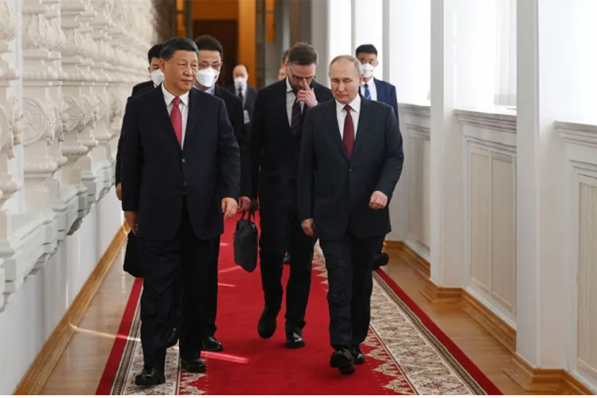 Xi Jinping se despide de Rusia tras una cumbre con Putin, que elogió su propuesta de paz
