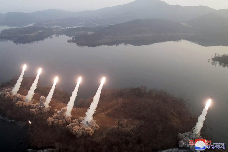 web-kim-jong-un-lanzamiento-misiles-telam-767x511