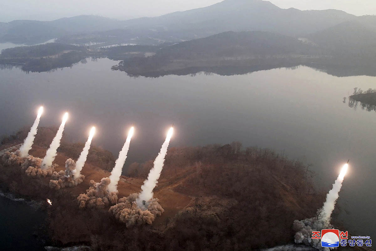 Líder norcoreano supervisó lanzamiento de misiles y ordenó maniobras de guerra