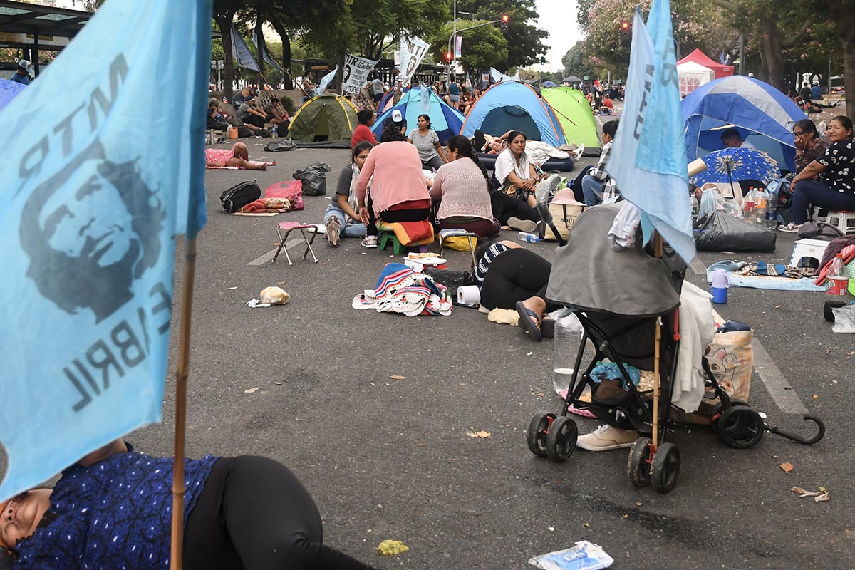 Unidad Piquetera levantó el acampe en 9 de Julio y se moviliza a la Casa de Mendoza