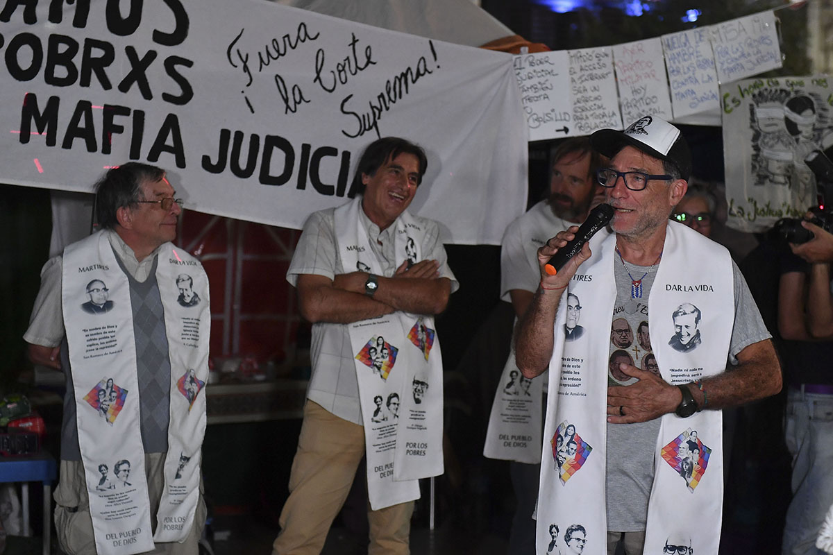 El padre «Paco» Olveira sigue con su huelga de hambre frente a Tribunales
