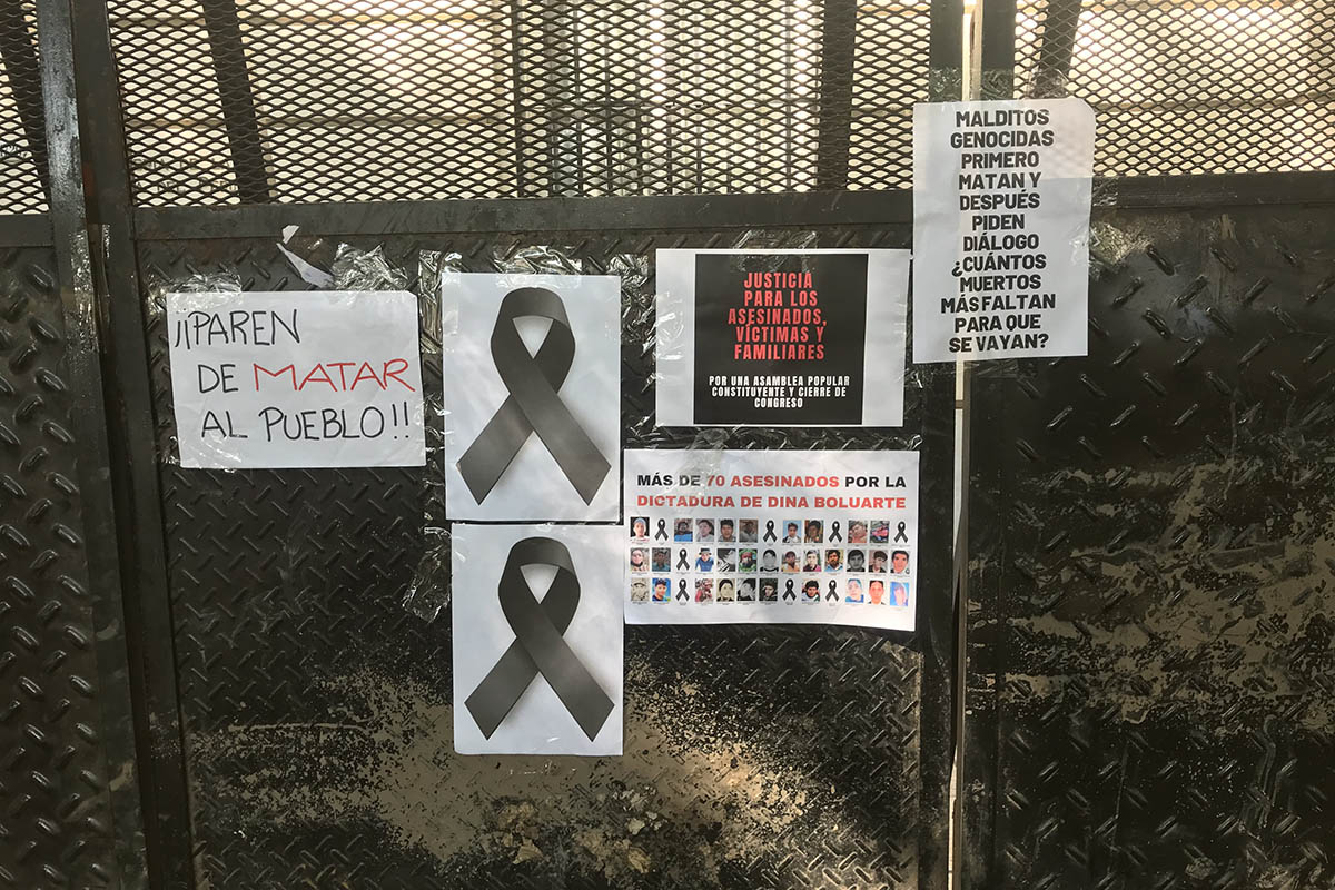 ¡Paren de matar al pueblo! Vigilia por la libertad frente a la Embajada de Perú