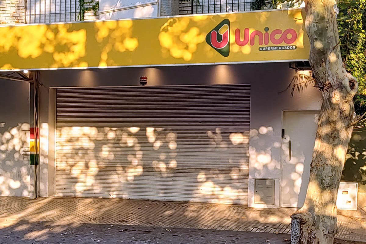 Balearon un comercio de la familia de Antonela Rocuzzo: 14 disparos contra el frente y un mensaje para Messi