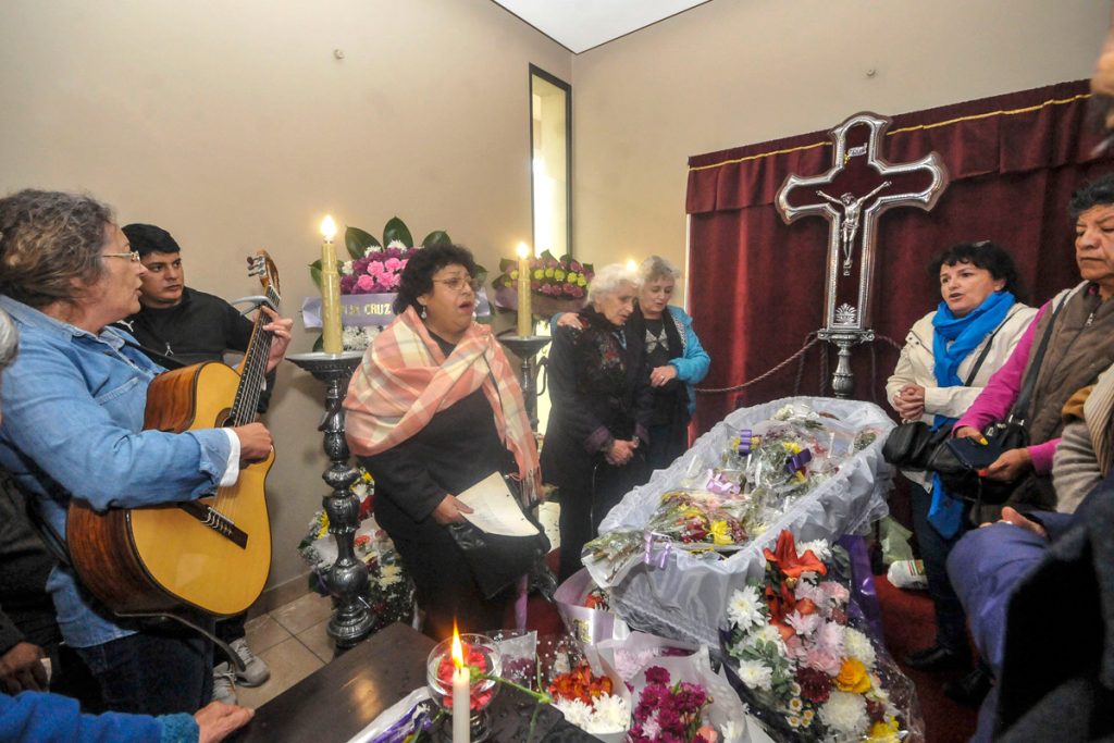 Emoción y múltiples expresiones de cariño en el último adiós a la entrañable coplera quebradeña Candelaria Cari