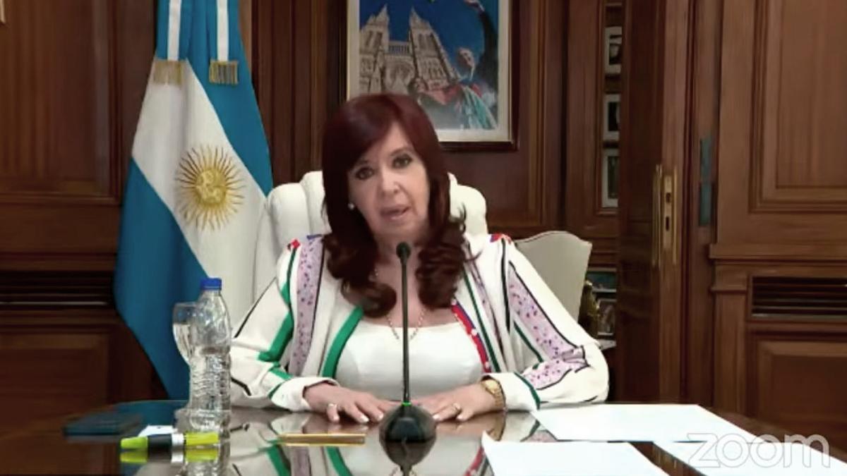 Cristina Kirchner le respondió a Caputo: «No es el primero de su familia que intenta hacerme callar»